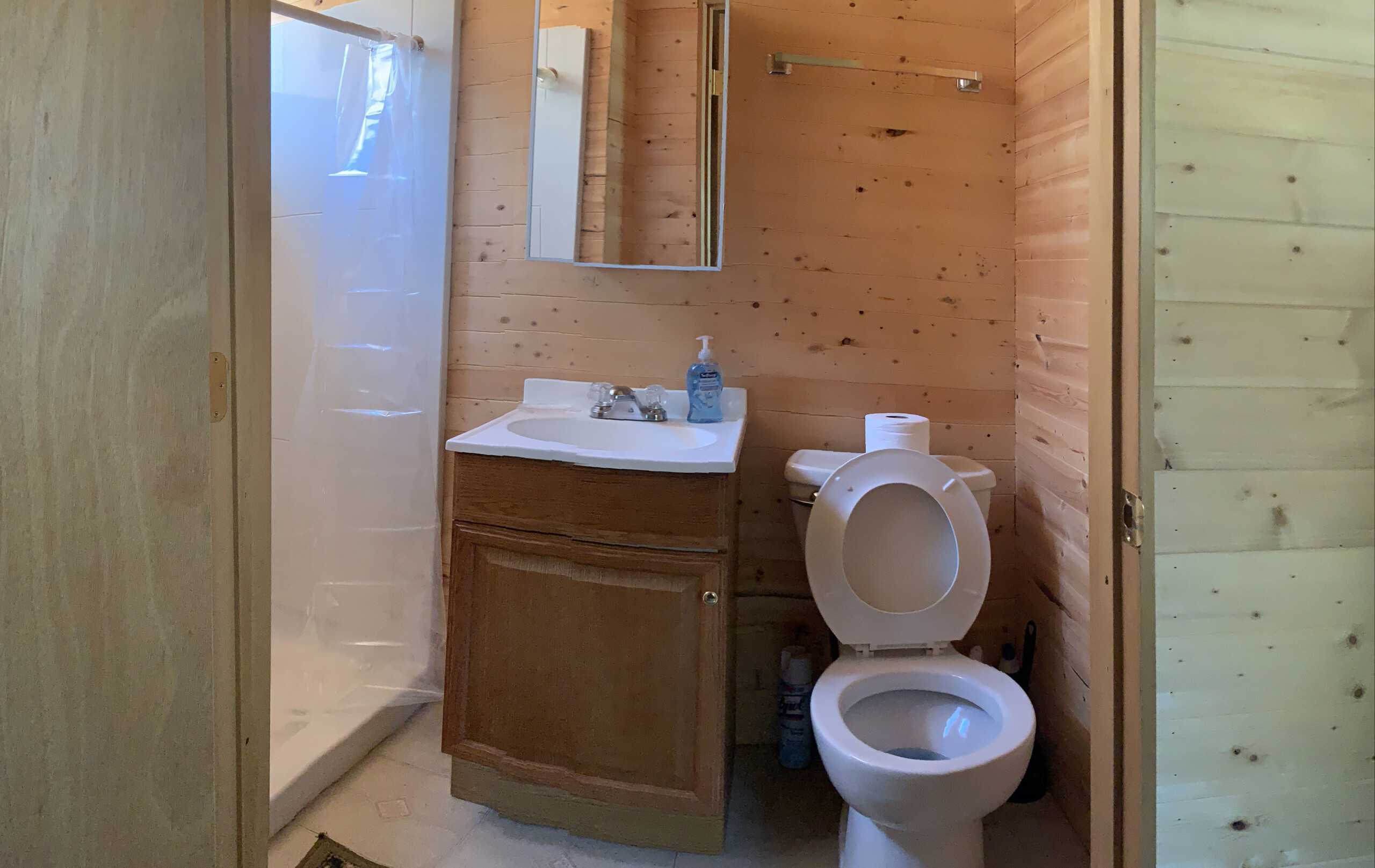 jakes_alaska_lodging_cabin_bathroom-scaled